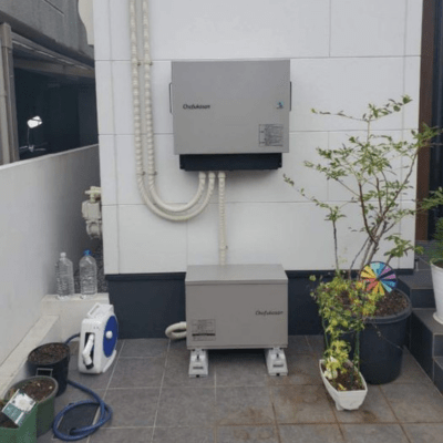 ECODAの蓄電池の縦に二台並んだ写真
